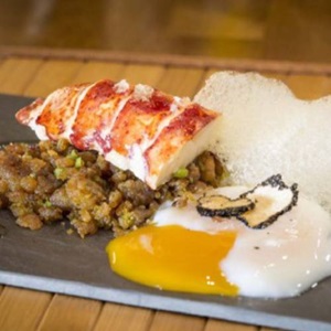 Bogavante al aire de piña con migas y huevo