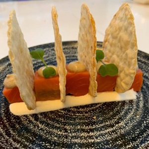 Salmón ahumado salvaje Skandia con crema agria y gel de castañas