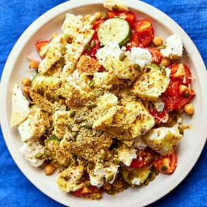 Salat med flager af vild helleflynder og sprøde frøtoppings