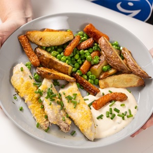 Leivitettyä kalaa ja uunikasviksia