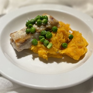 Paistettua turskaa ja kasvismuhennosta