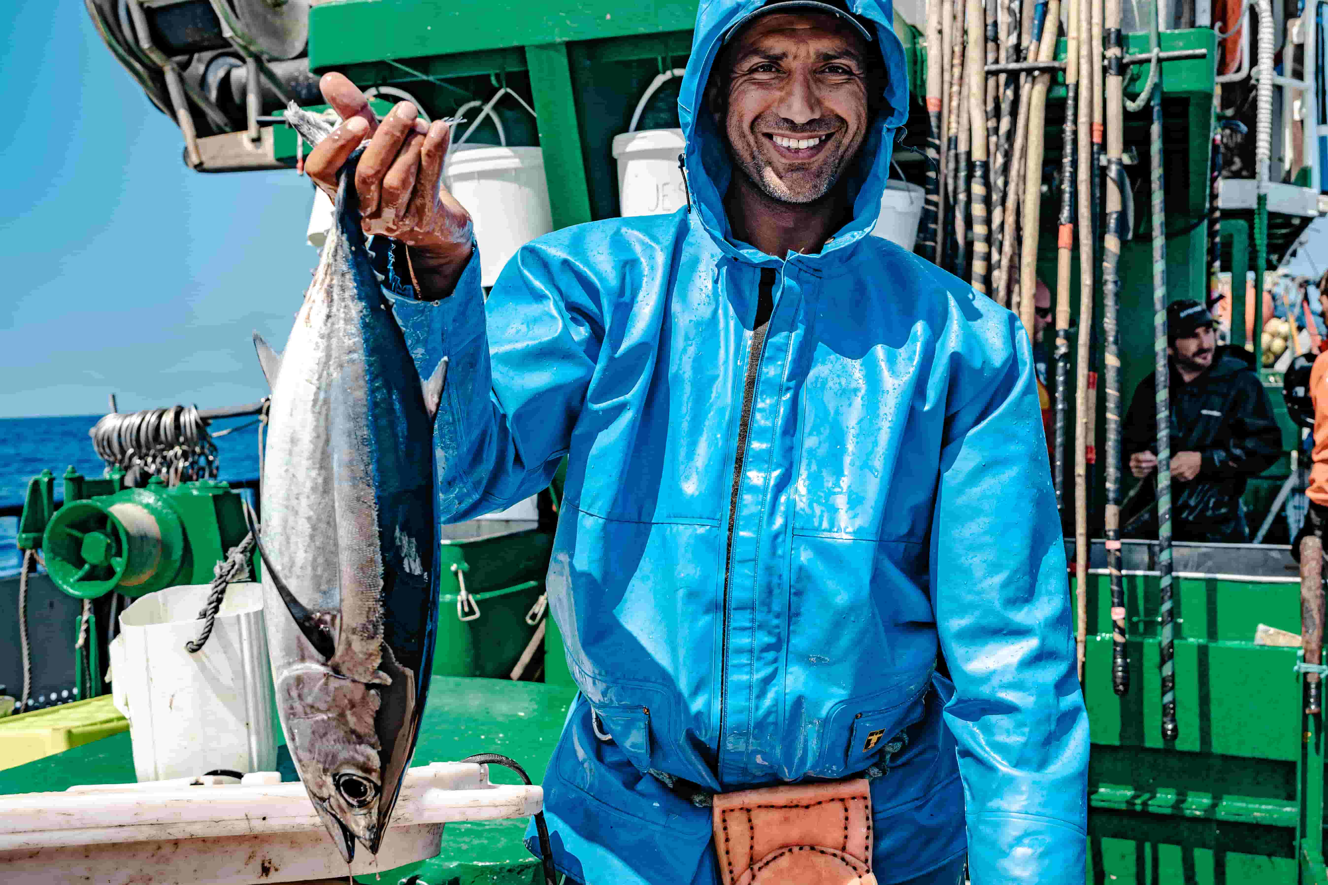 pêcheur tenant son poisson fraîchement péchés à la main