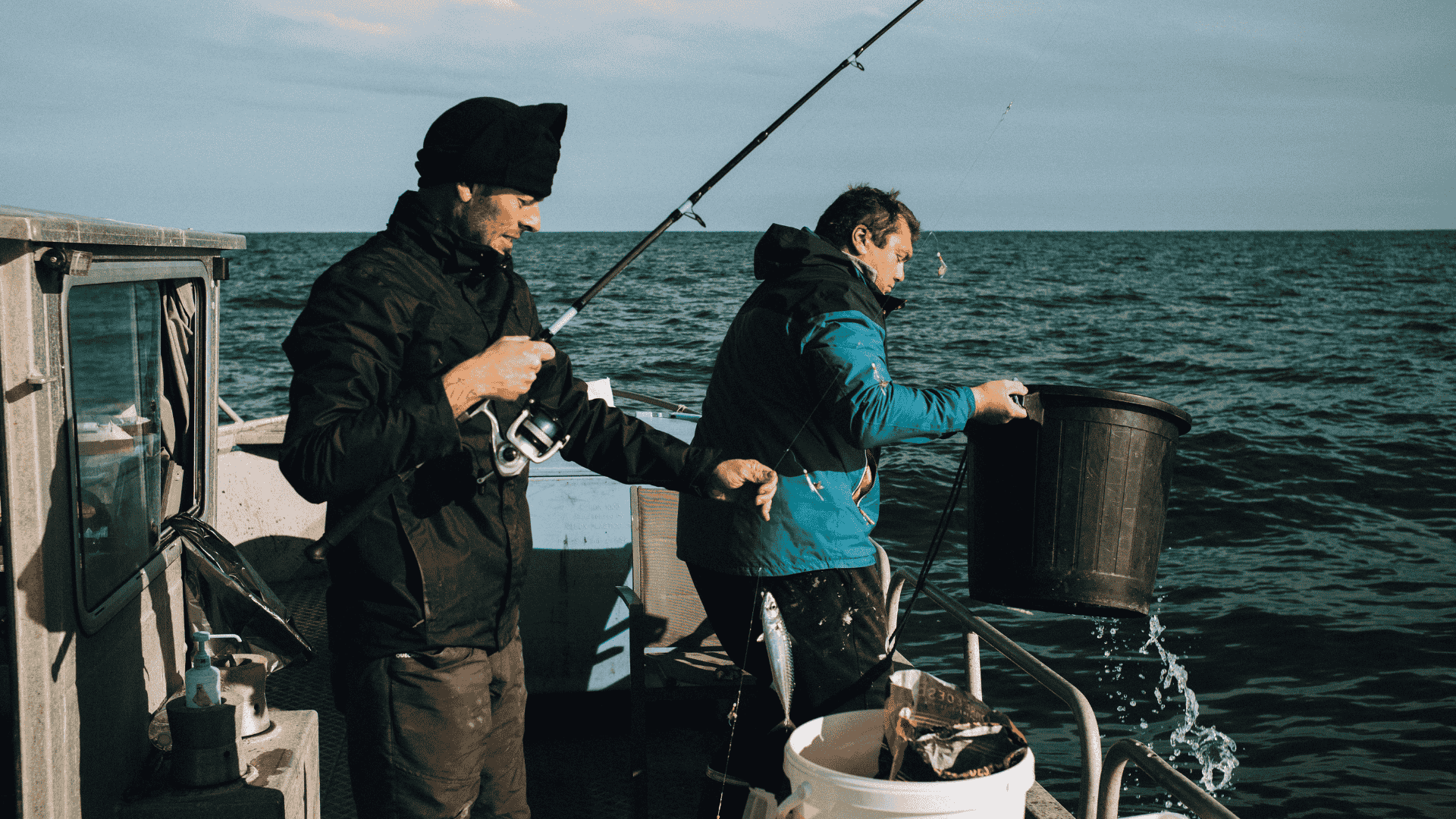 pêcheurs de la sathoan à bord de leur bateau de pêche