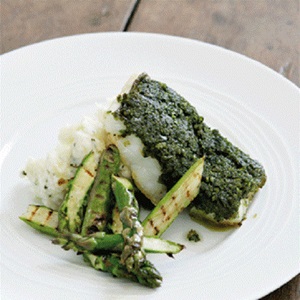 Cabillaud en croûte d’herbes sur pommes de terre au romarin et oignons nouveaux