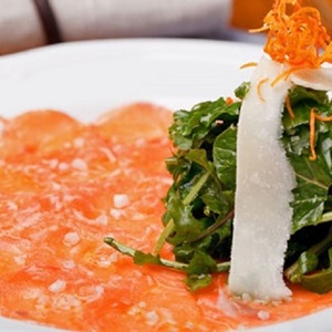 Carpaccio de saumon sauvage à l’huile d'olive au citron, à la roquette et au parmesan