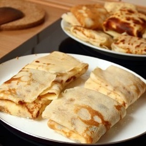 Crêpes au saumon et aux petits légumes à la sauce pimentée