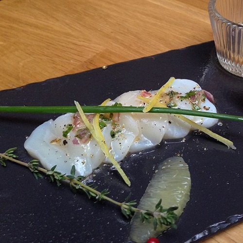 Carpaccio von Jakobsmuscheln mit Zitrone und feinen Kräutern | Marine ...