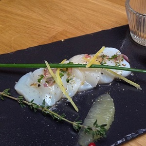 Carpaccio de Saint-Jacques aux citrons de Menton et aux herbes fines