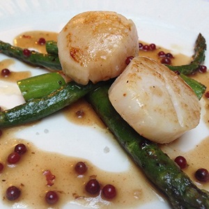 Gebratene Jakobsmuscheln mit wildem Spargel und Yuzu-Sauce