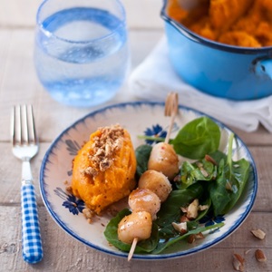 Saint-Jacques snackées, purée de patates douces et pousses d’épinards