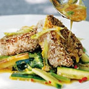 Thon en croûte d’épices et de sésame et sa vinaigrette asiatique sur lit d’asperges et de courgettes