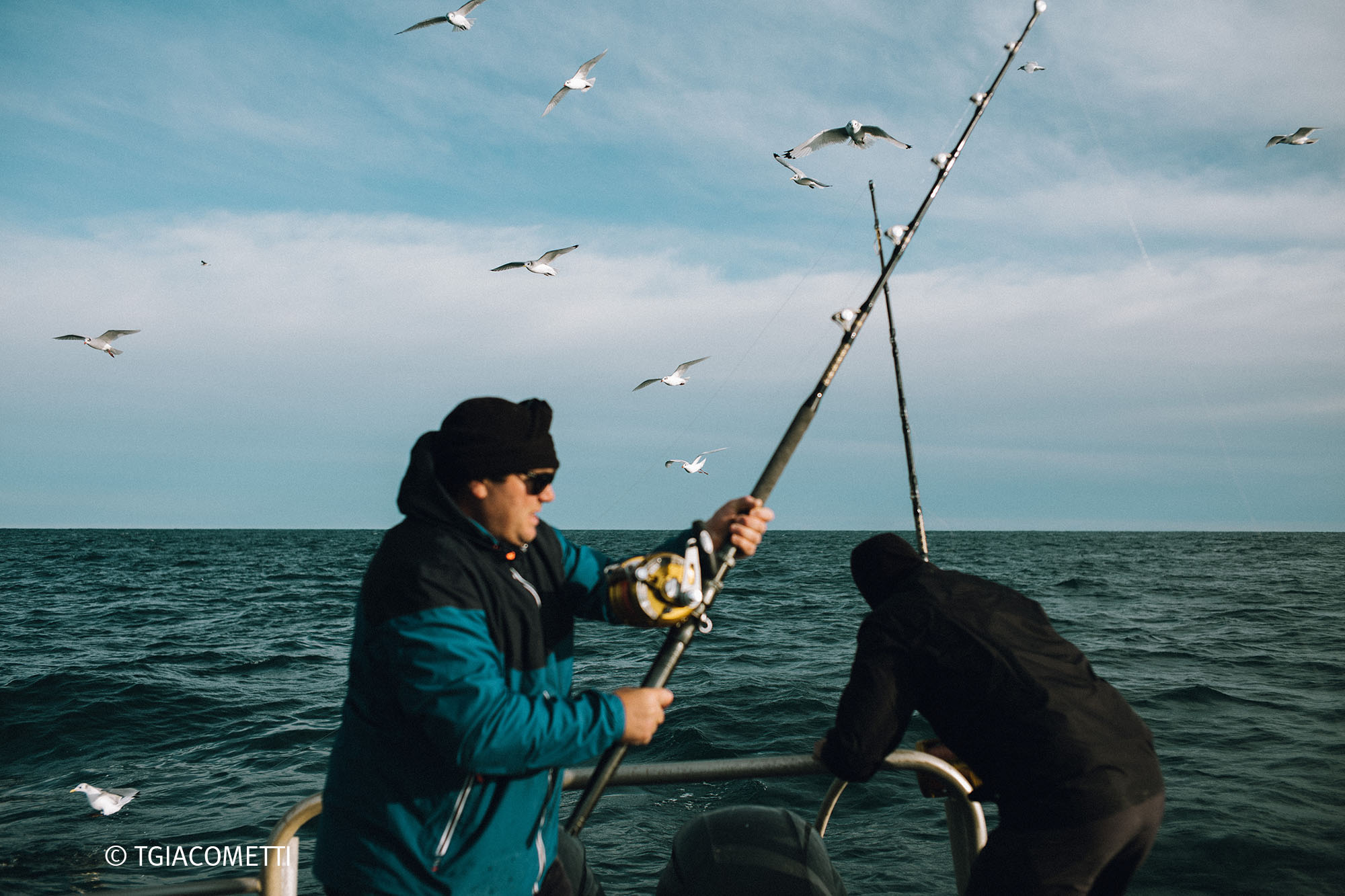 thon-rouge-en-Mediterranee pêcheurs lançant sa canne à pêche
