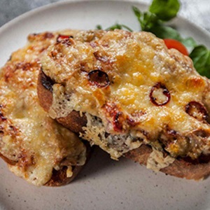 Duurzaam broodje tonijnsalade met gesmolten kaas
