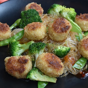 Pankopanerade fiskbullar med nudelwok