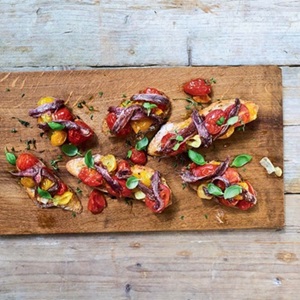 Alici con pomodorini confit su pane tostato