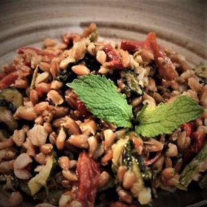 Insalata di farro, pesce e zucchine