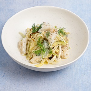 Insalata di cavolo arrosto con merluzzo sostenibile certificato MSC e salsa di yogurt alle erbe