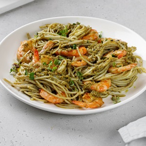 Pasta integrale con gamberi e pesto di pistacchio