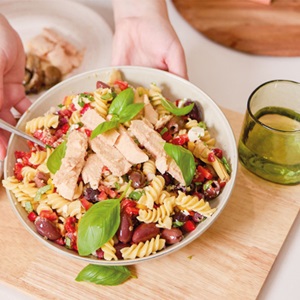 Insalata di pasta alla greca con salmone affumicato