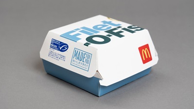 フィレオフィッシュのパッケージ。側面にはMSC「海のエコラベル」がある フィレオフィッシュのパッケージ。側面にはMSC「海のエコラベル」がある