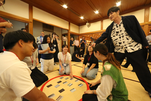 MSC「さかなかるた大会」でココリコ田中直樹さんが参加者に声をかける様子