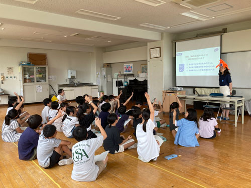 MSC「海のエコラベル」は何のためのラベルかという質問に手を挙げる児童たち