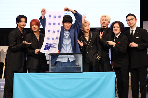 「海の恵みをもっと、ずっと。選ぼうMSCラベル」キャンペーン・オープニングイベント　「魚の漢字が出てくるタオル」実演