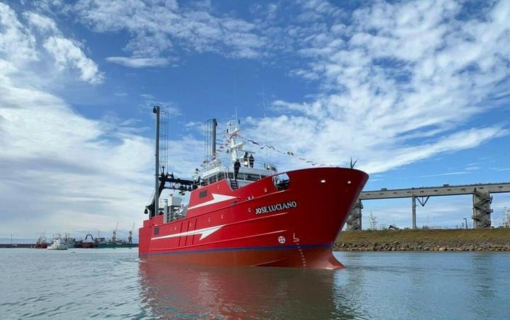 Barco argentino de pesca de langostino colorado
