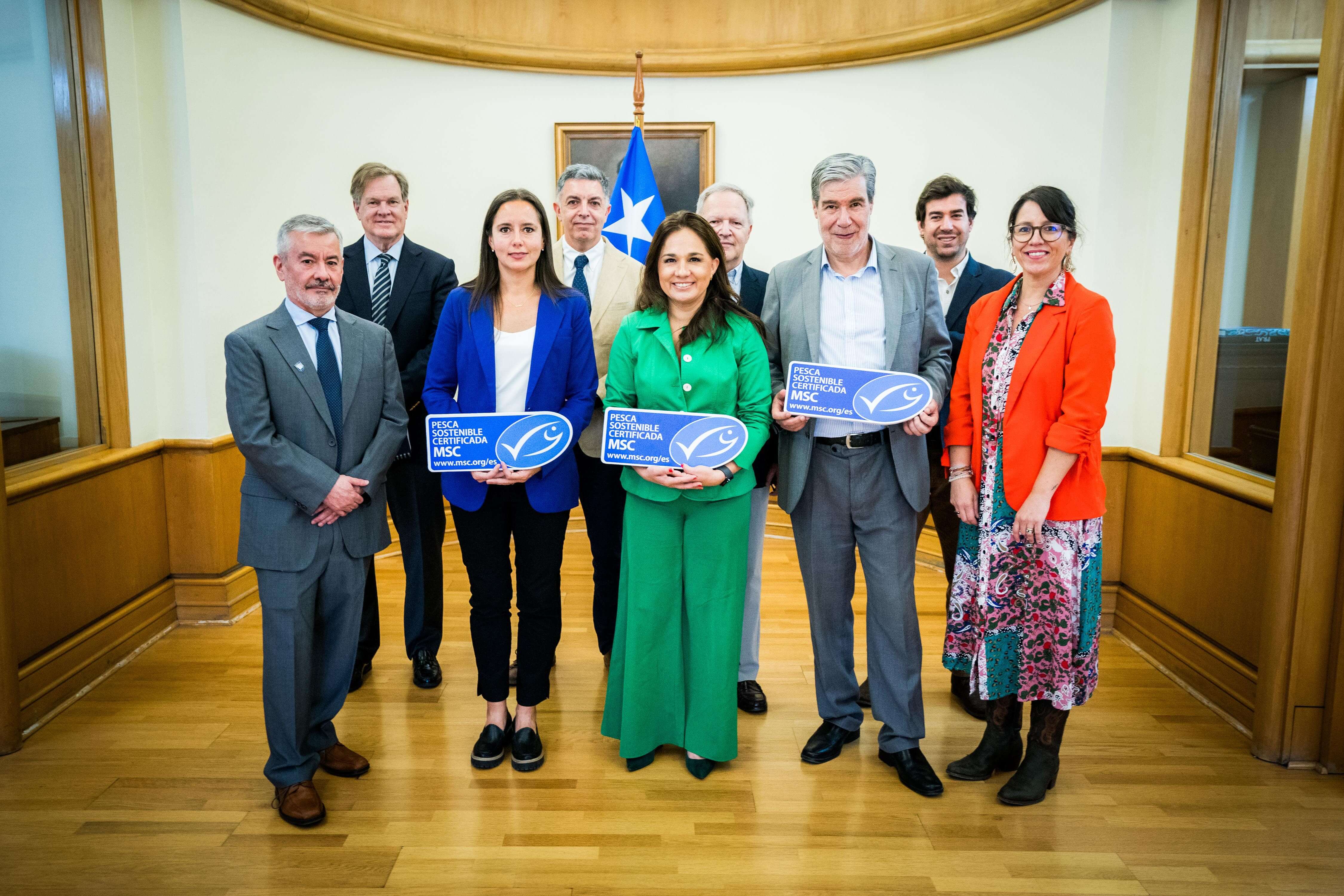 Rodrigo Polanco, Cancilleria de Chile y representantes de la pesqueria del jurel chileno recibiendo la recertificacion MSC