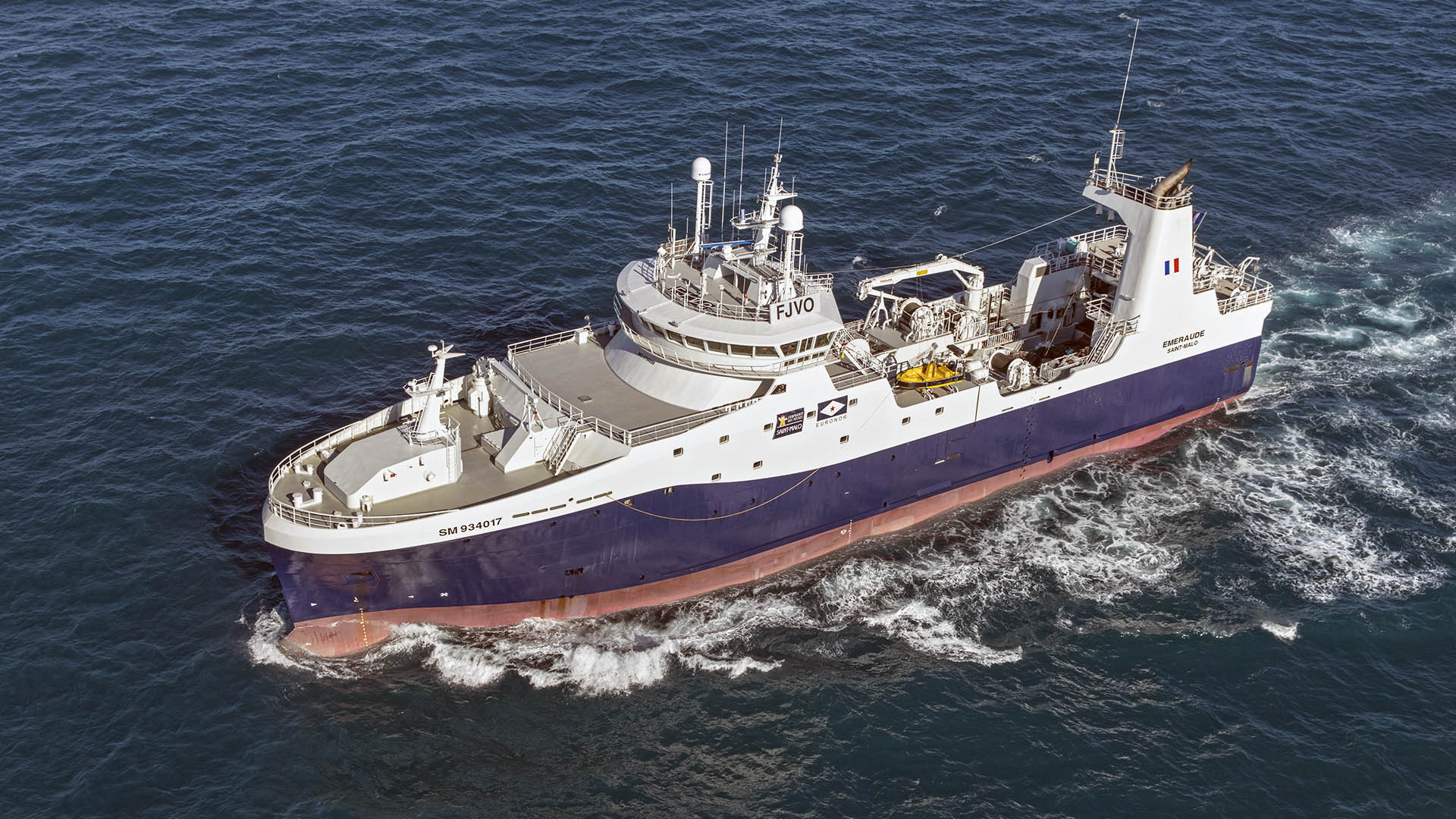 Large trawling vessel on sea, seen from above