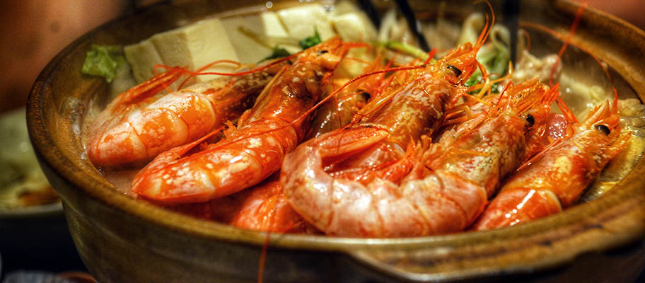 Cooked prawns/shrimp close-up in shallow dish
