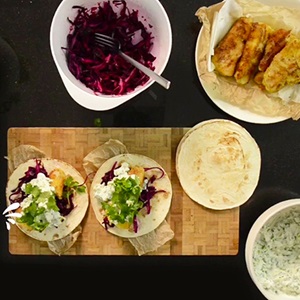 Torsketacos med syrlig rødkålssalat og ærtetzatziki