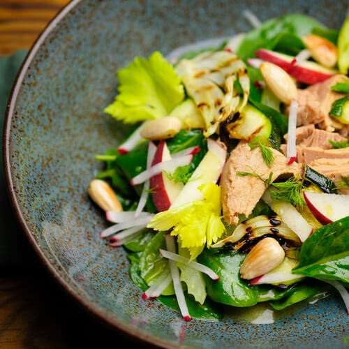 Low-Carb Thunfischsalat mit Gemüse, Apfel und Mandeln