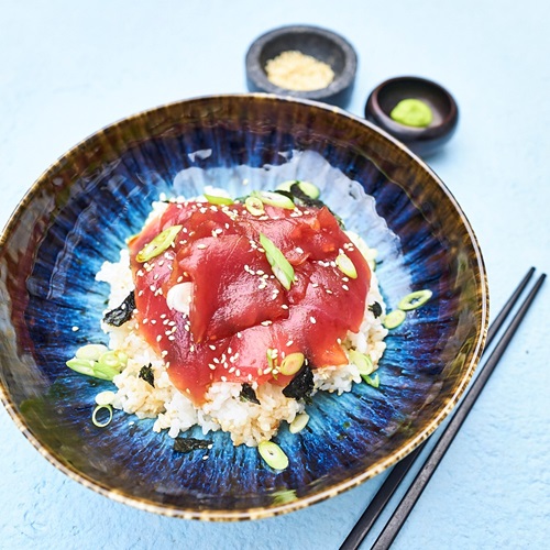 Japanische Reisschüssel mit mariniertem Thunfisch