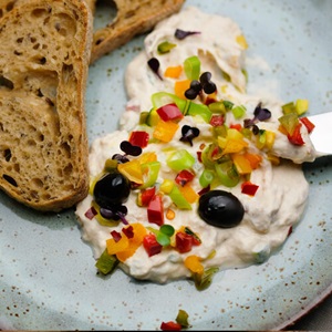 Thunfischaufstrich mit Kräutern und Gemüse