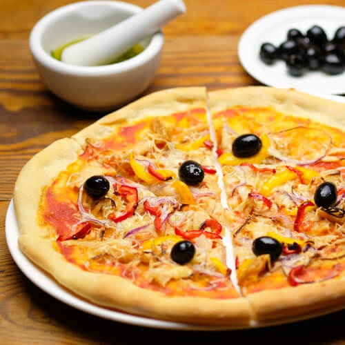 Thunfischpizza mit Zwiebeln und Mozzarella