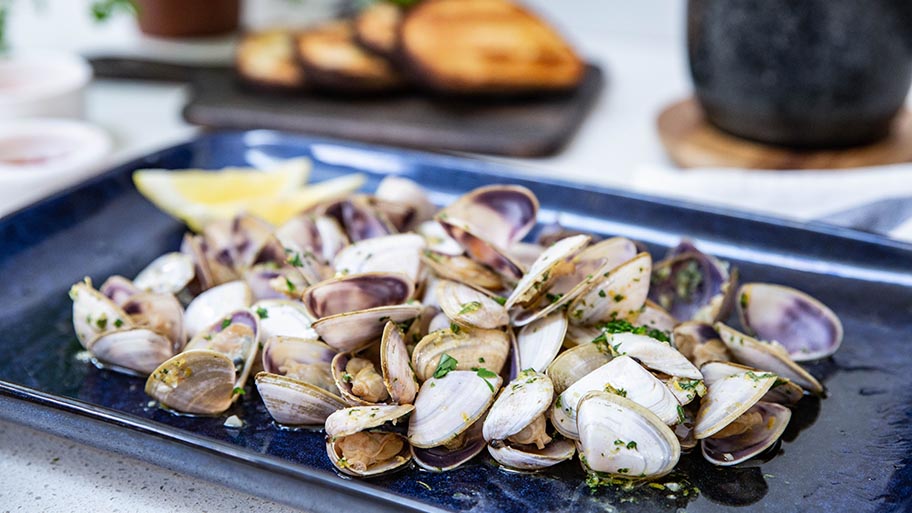 "pipi" cockles on plate