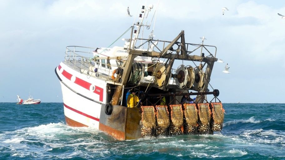 Baie de Seine scallop dredge vessel at sea