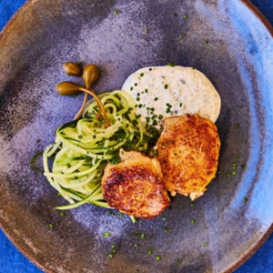 Fiskefrikadeller med hjemmerørt remoulade og agurkepasta