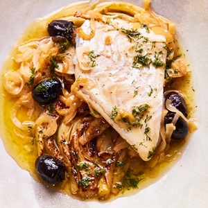 Plamiak z fenkułem, cytryną i czarnymi oliwkami