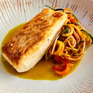 Hellefisk med farverig grøntsagsspaghetti