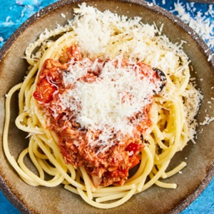 LAV MED BØRNENE: Tun Spaghetti med oliven og rød peber