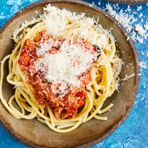 LAV MED BØRNENE: Tun spaghetti med rød peber