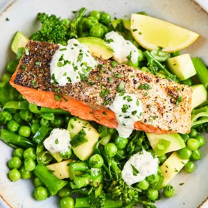 Gekruide wilde zalm met crème fraiche en lentegroenten