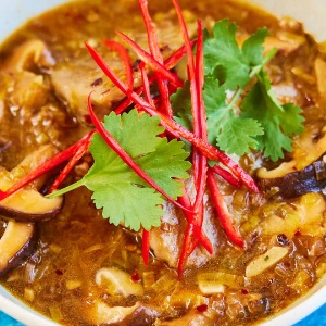 Tonno certificato MSC al peperoncino e aglio con brodo ai funghi