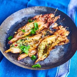 Smörstekta räkhalvor med vitlök, chili och örtsmör