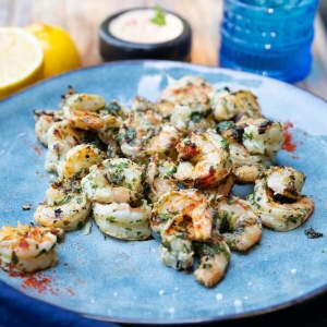 Krewetki bananowe w marynacie chermoula z cytryną i kokosową tahini