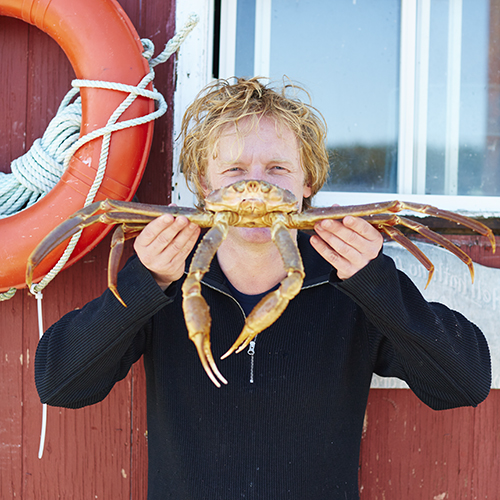 Bart van Olphen holding a crab