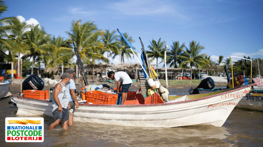 Mexicaanse vissers maken hun boot klaar voor een tocht