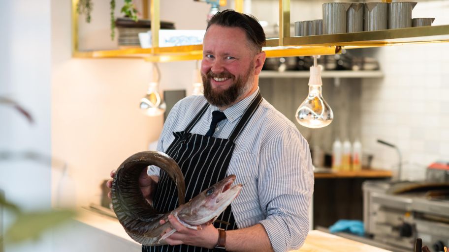 chefkok Ragnar Eiriksson houdt een leng vast in zijn handen